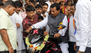 Former Students Gift ₹1.25 Lakh Motorcycle to Retired Teacher in Koppal as Heartwarming Tribute