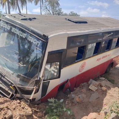 KKRTC Bus Rolls Over Near Hagaribommanahalli, Over 30 Passengers Injured but No Fatalities