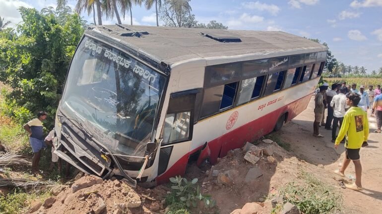 KKRTC Bus Rolls Over Near Hagaribommanahalli, Over 30 Passengers Injured but No Fatalities